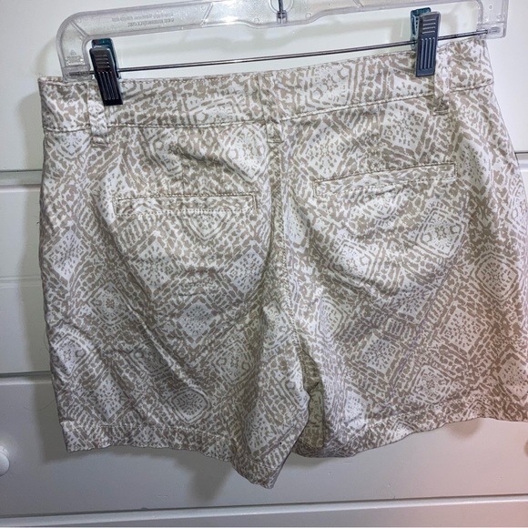 Gloria Vanderbilt Shorts Cream/white size 6. - Picture 2 of 7